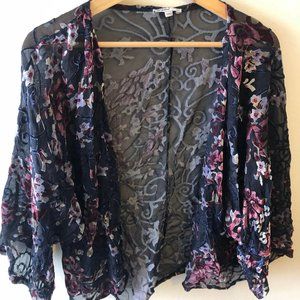 Thin veste with flower patterns
